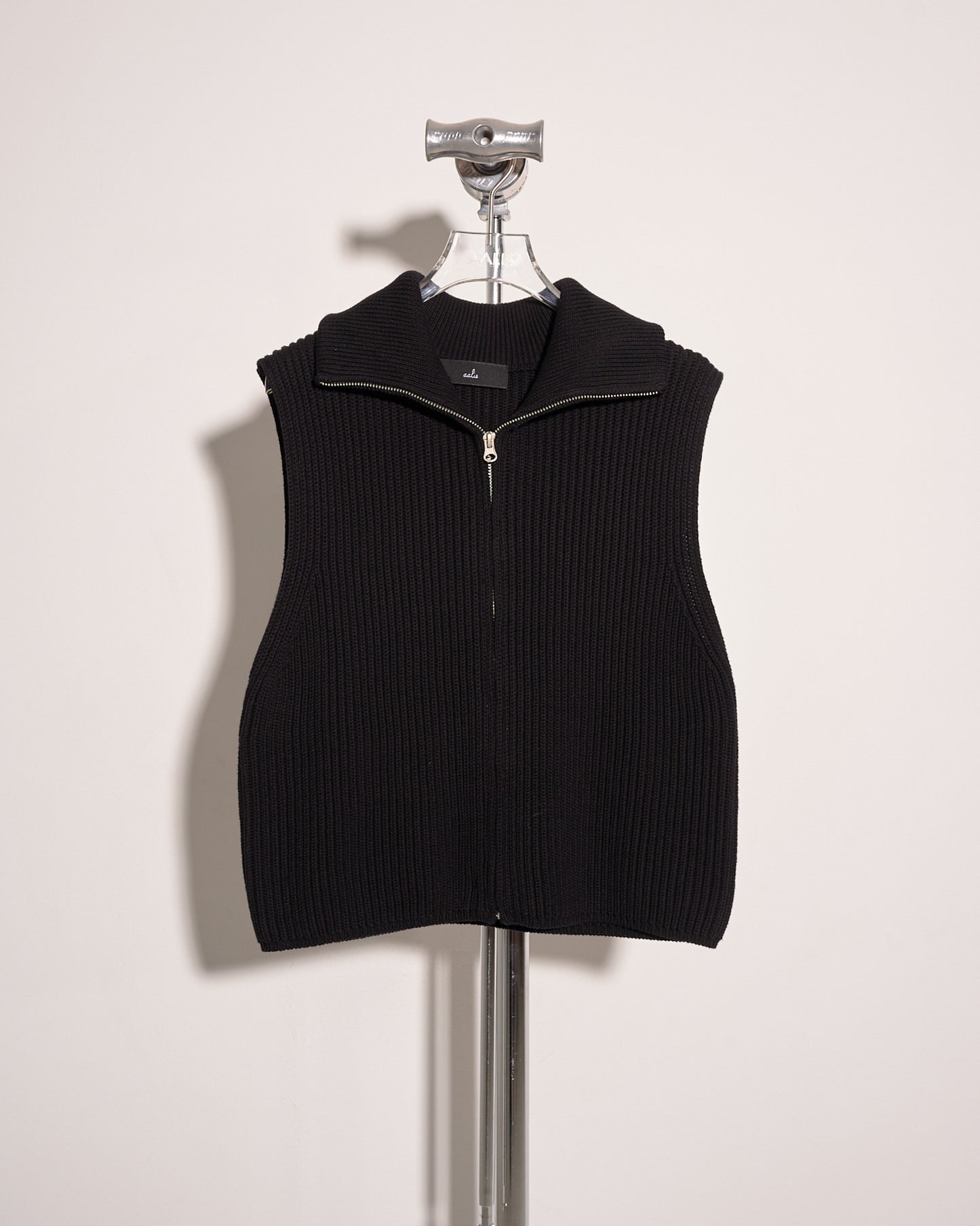 aalis TEAGEN zip up turtleneck knit vest (Black)