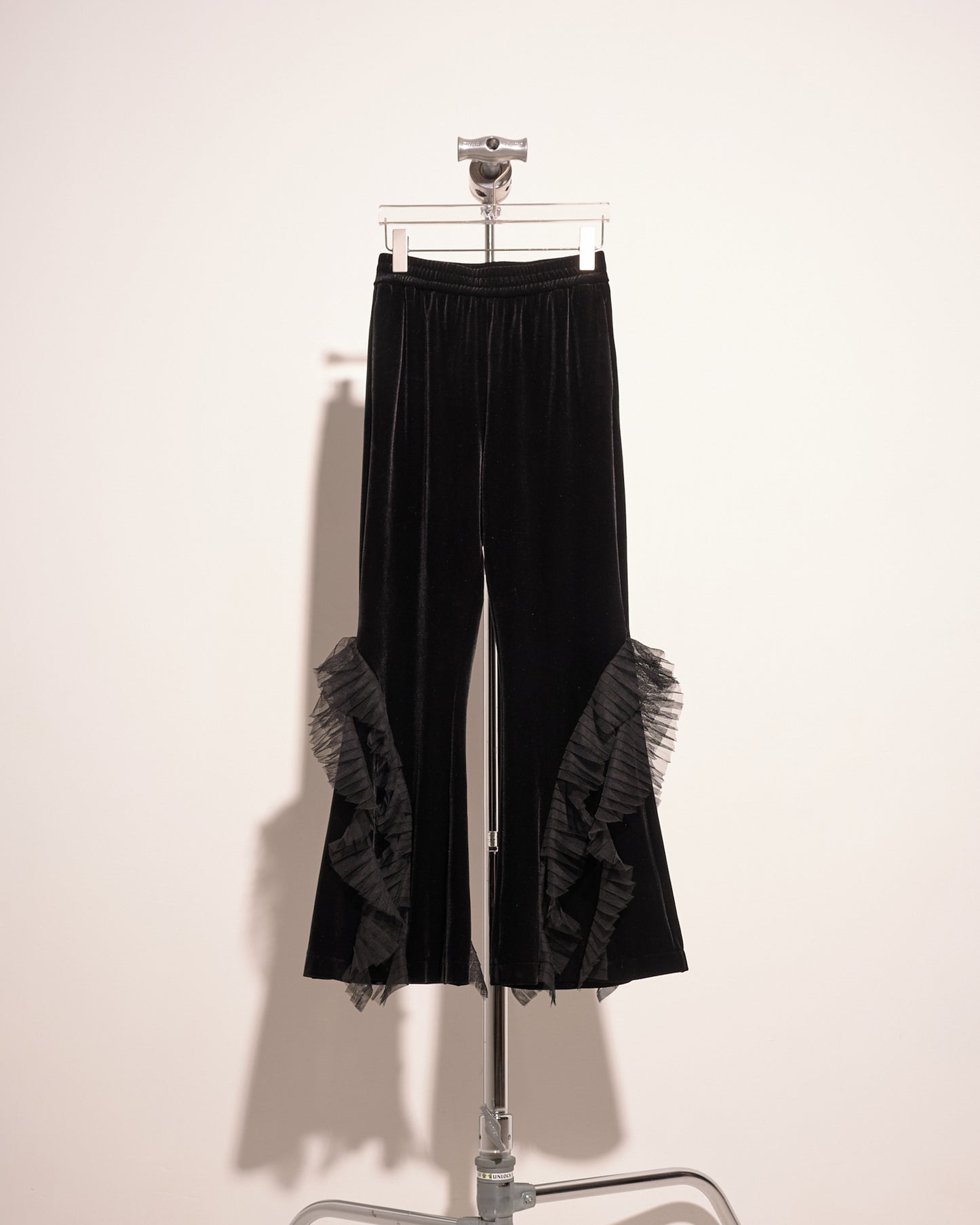 aalis SUTTON cascade pleated mesh detail flare velvet pants (Black)
