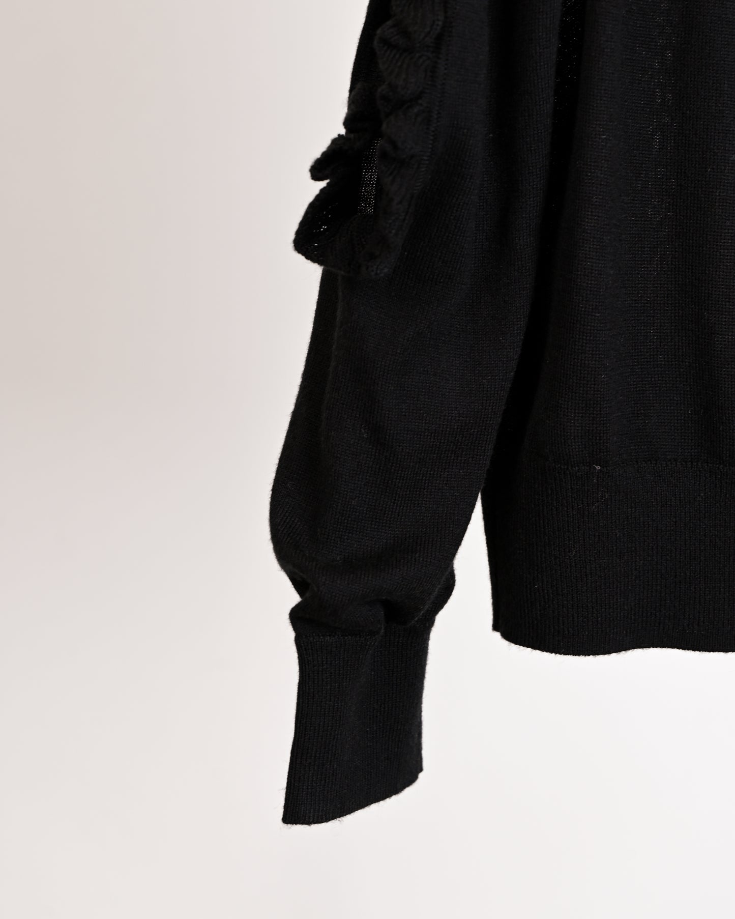 aalis VINKA single lace sleeve detail knit pullover (Black)