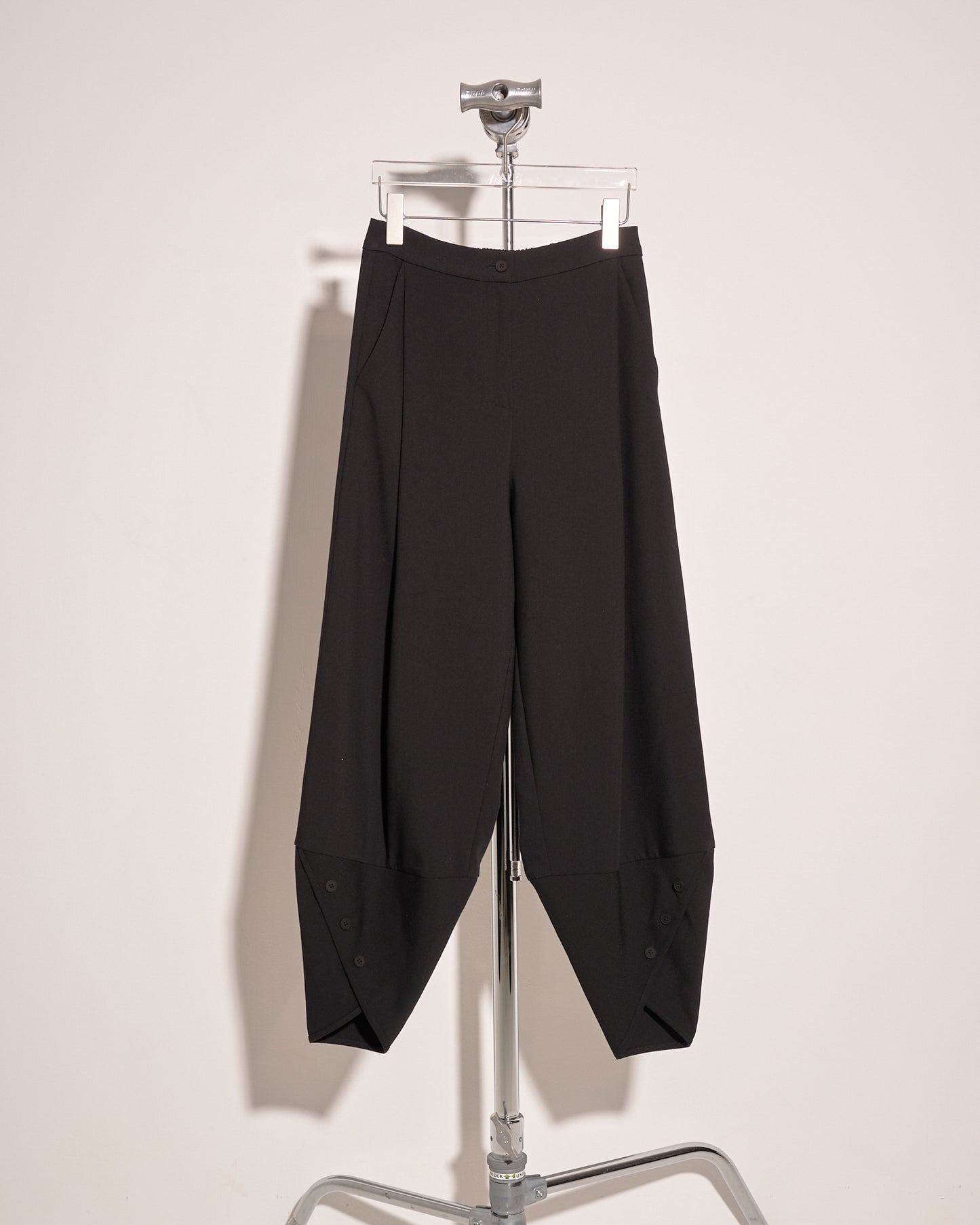 aalis ISA button cuff detail relaxed pants (Black)