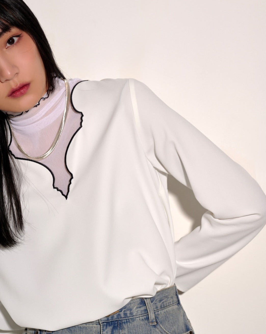 aalis MARSELLE scallop edge v neck LS top (White)