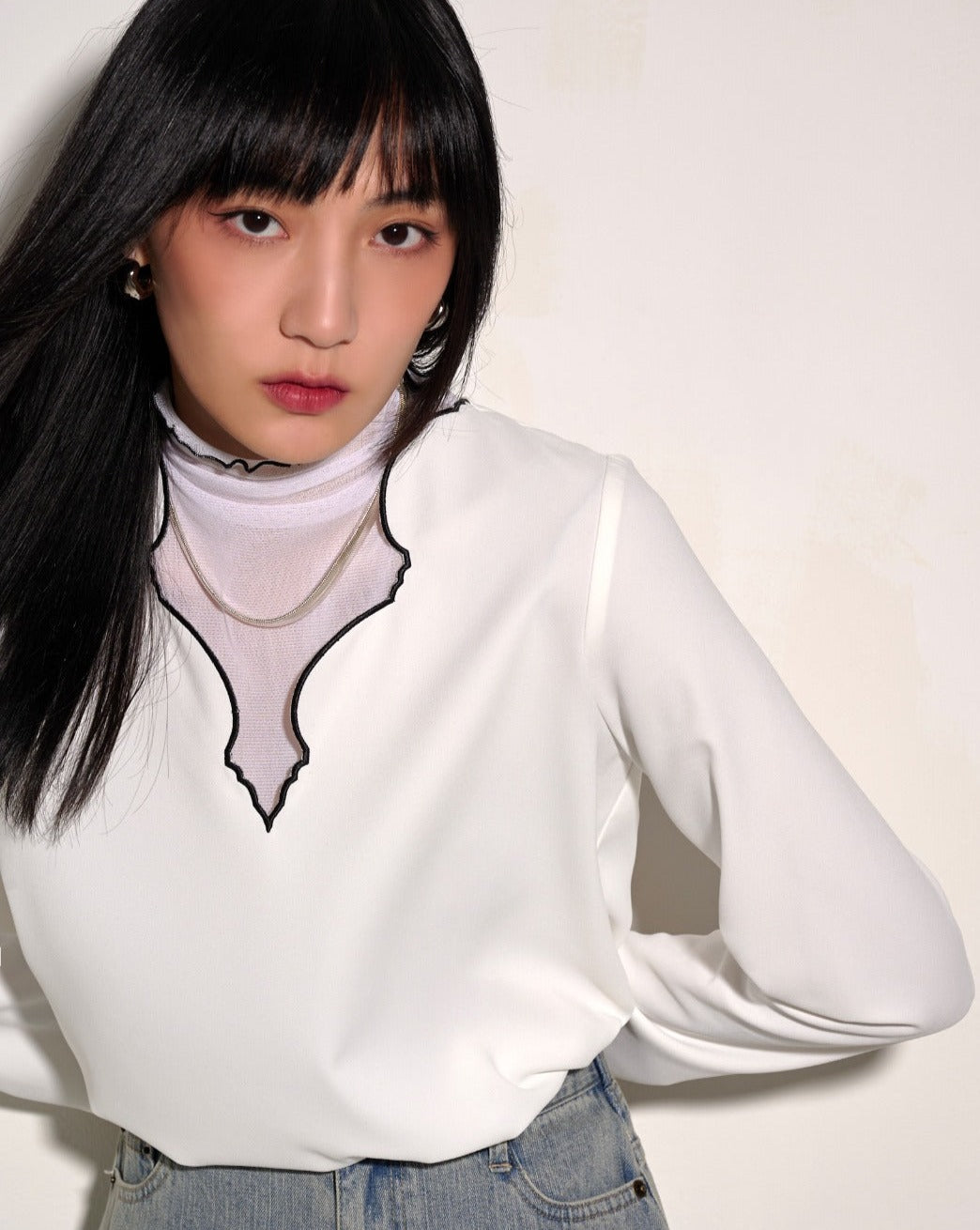 aalis MARSELLE scallop edge v neck LS top (White)