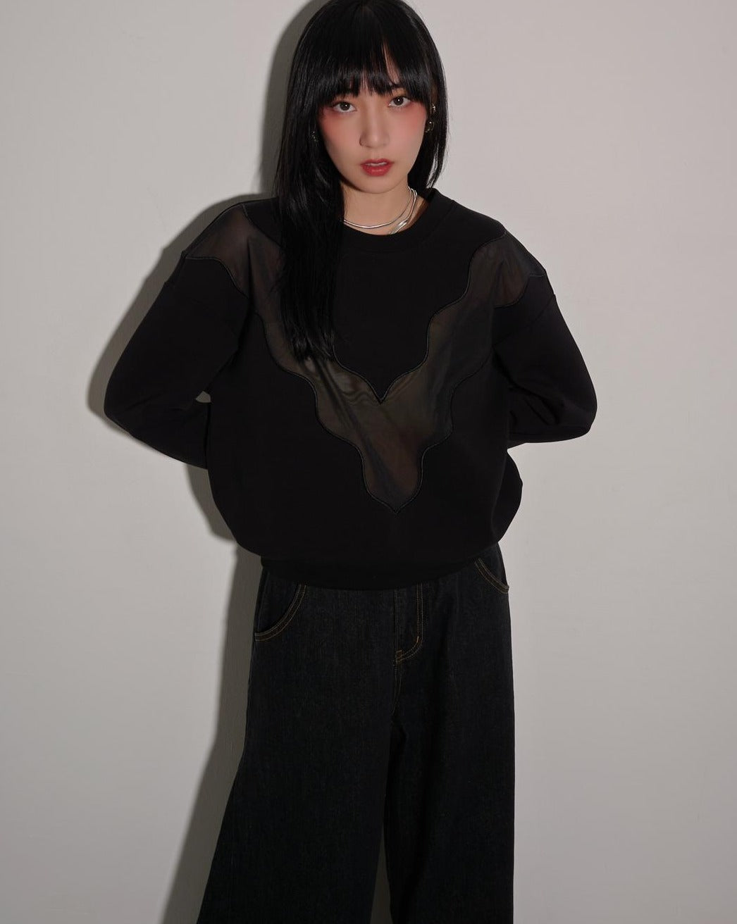 aalis OMIN V shape embroidered pullover (Black)