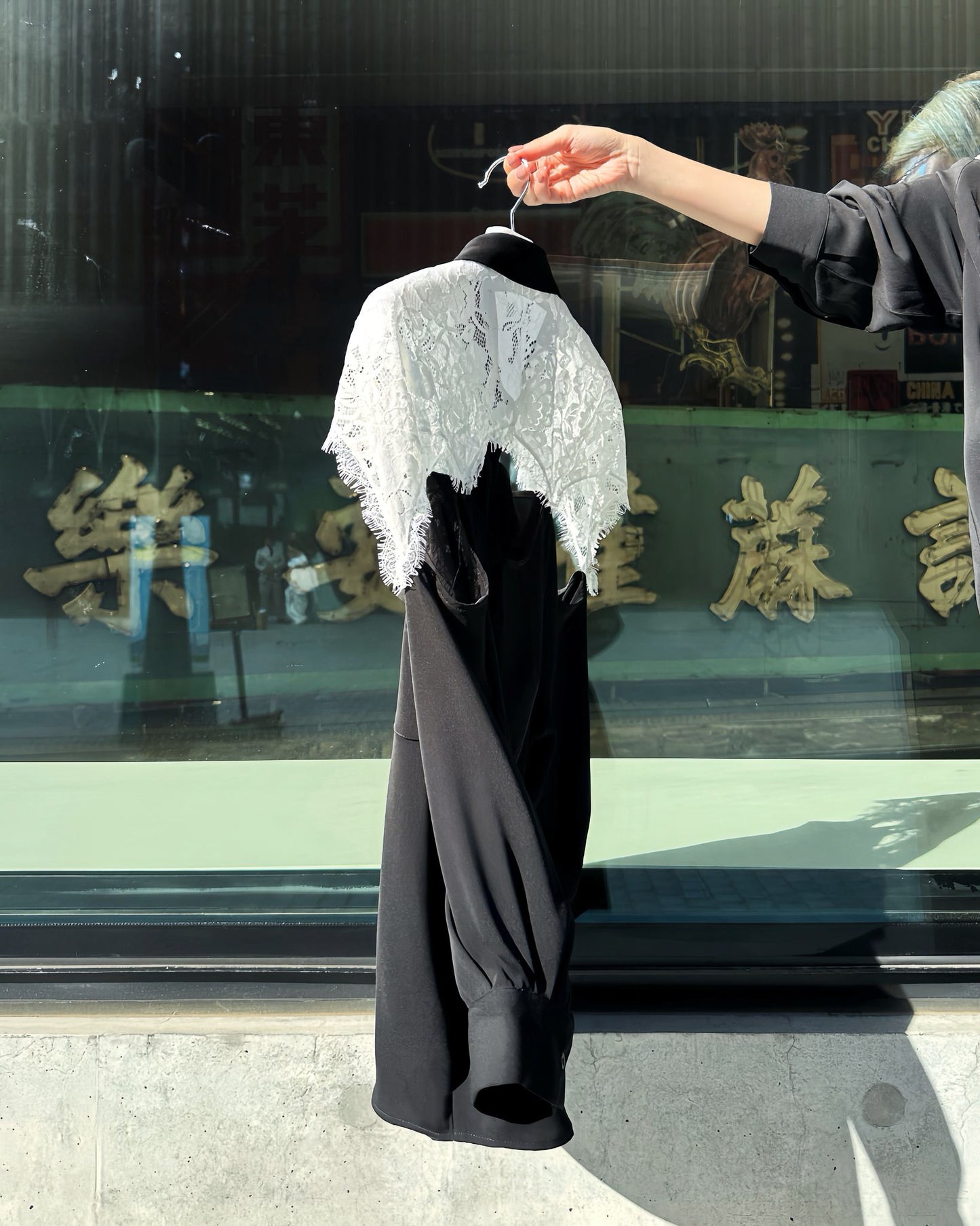 aalis REESE LACE cape panel on shoulder oversized shirt (Black)