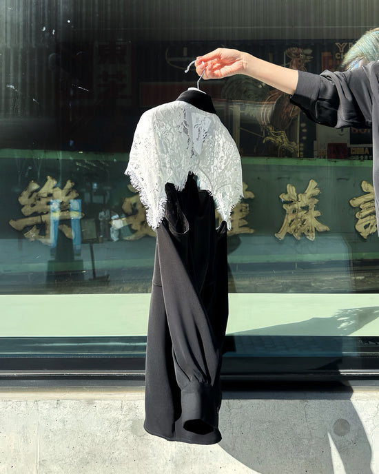 aalis REESE LACE cape panel on shoulder oversized shirt (Black)