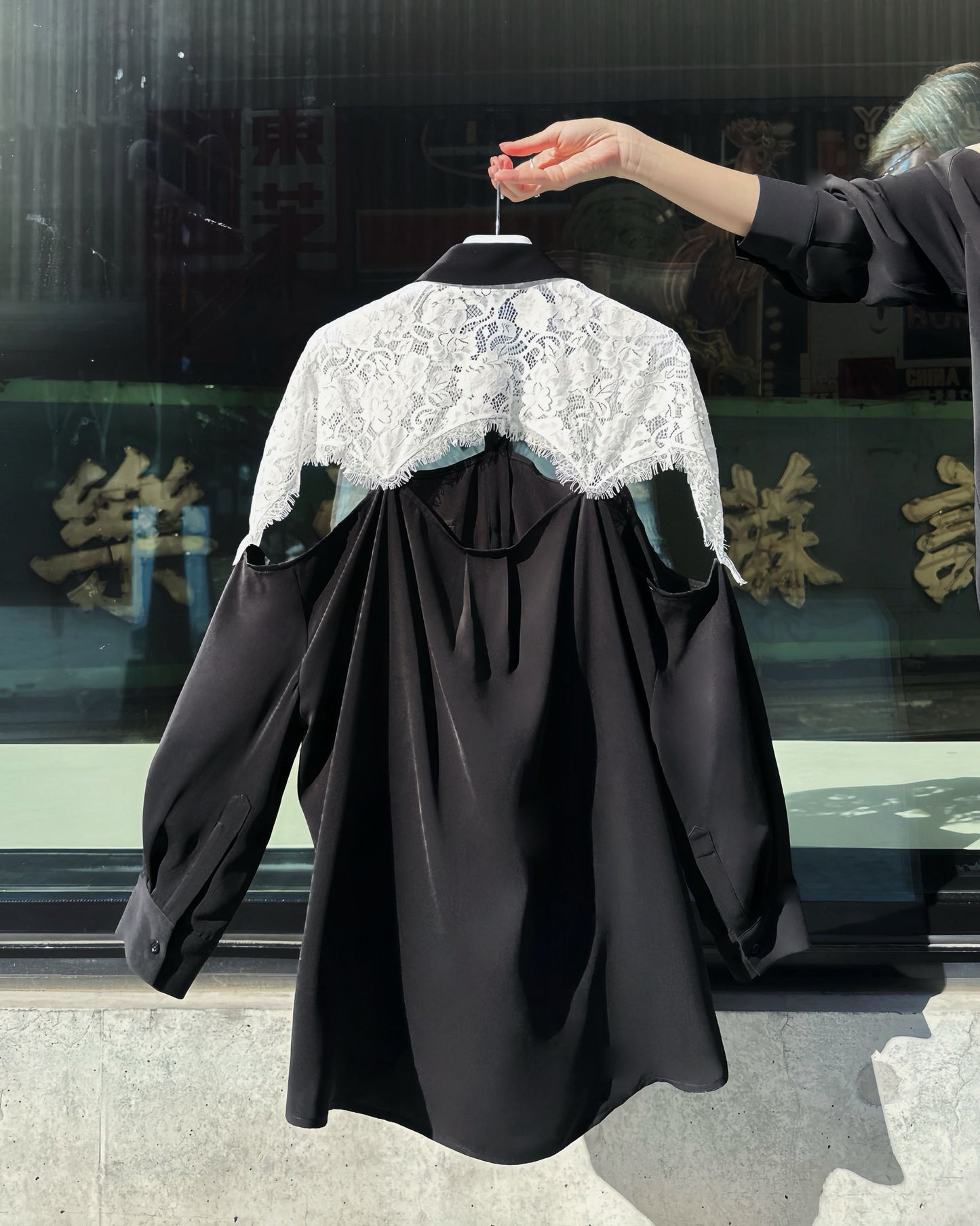 aalis REESE LACE cape panel on shoulder oversized shirt (Black)