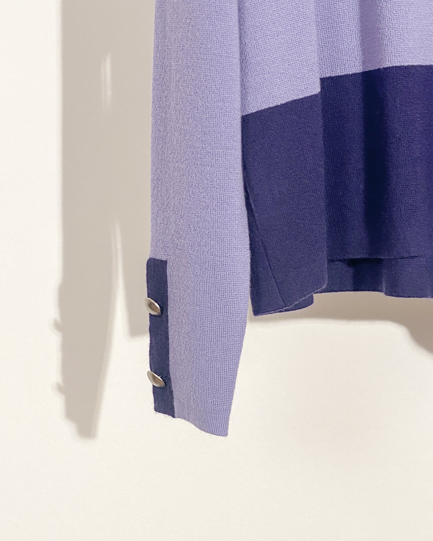 aalis DORIKA color blocking hem button details sweater (Lilac navy)