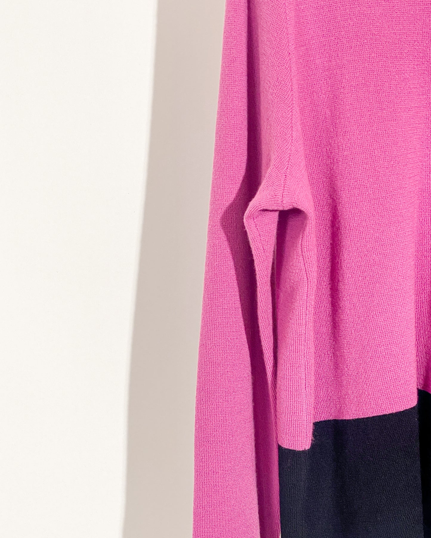 aalis DORIKA color blocking hem button details sweater (Fuchsia black)