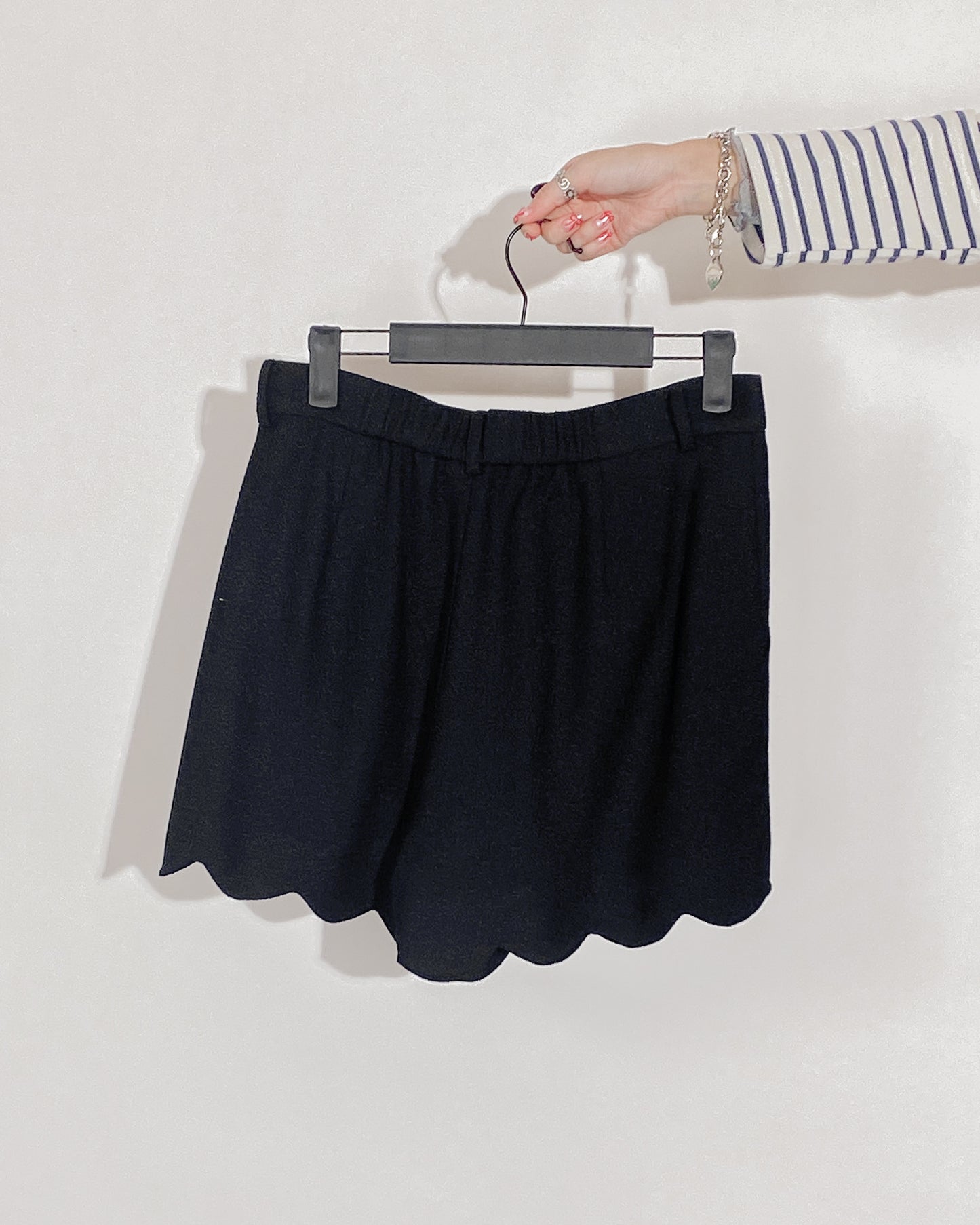 aalis MAVE scallop hem shorts (Black)