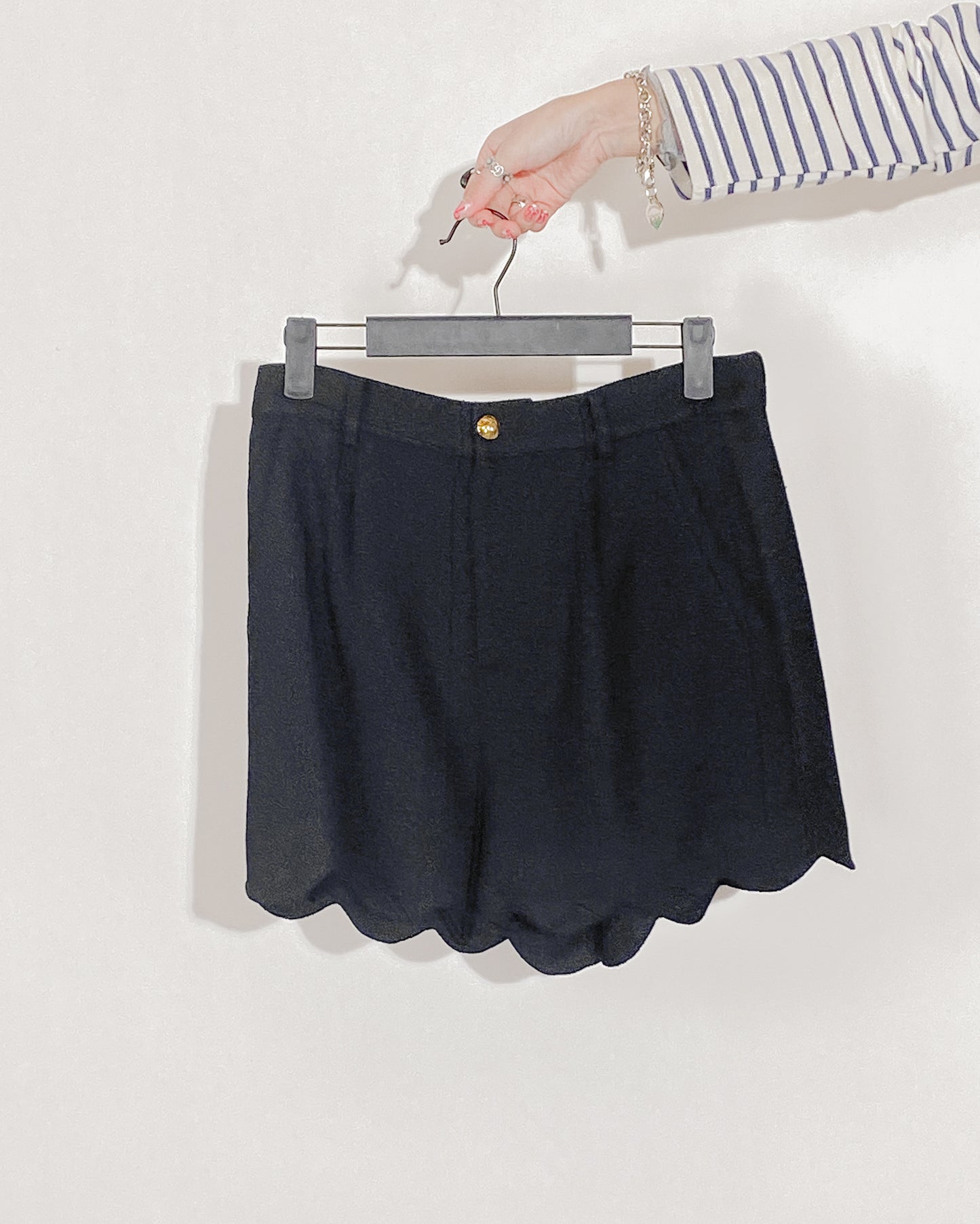 aalis MAVE scallop hem shorts (Black)