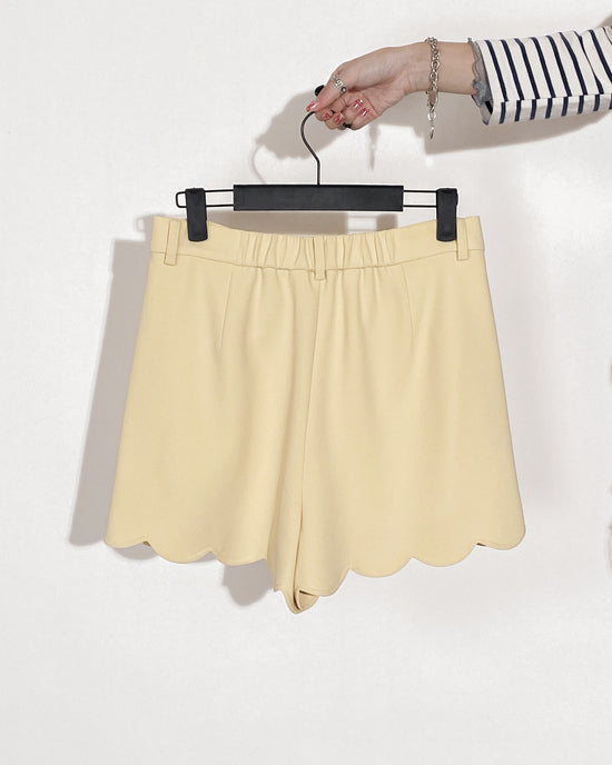 aalis MAVE scallop hem shorts (Yellow)