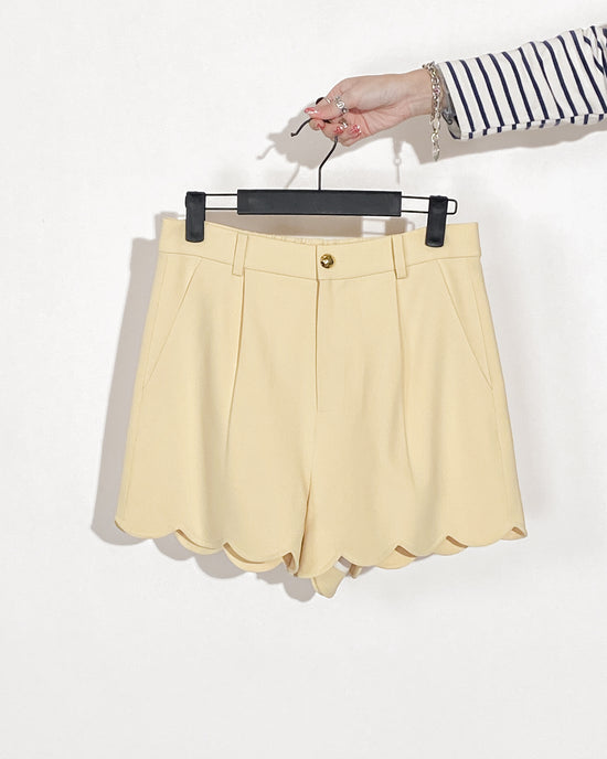 aalis MAVE scallop hem shorts (Yellow)