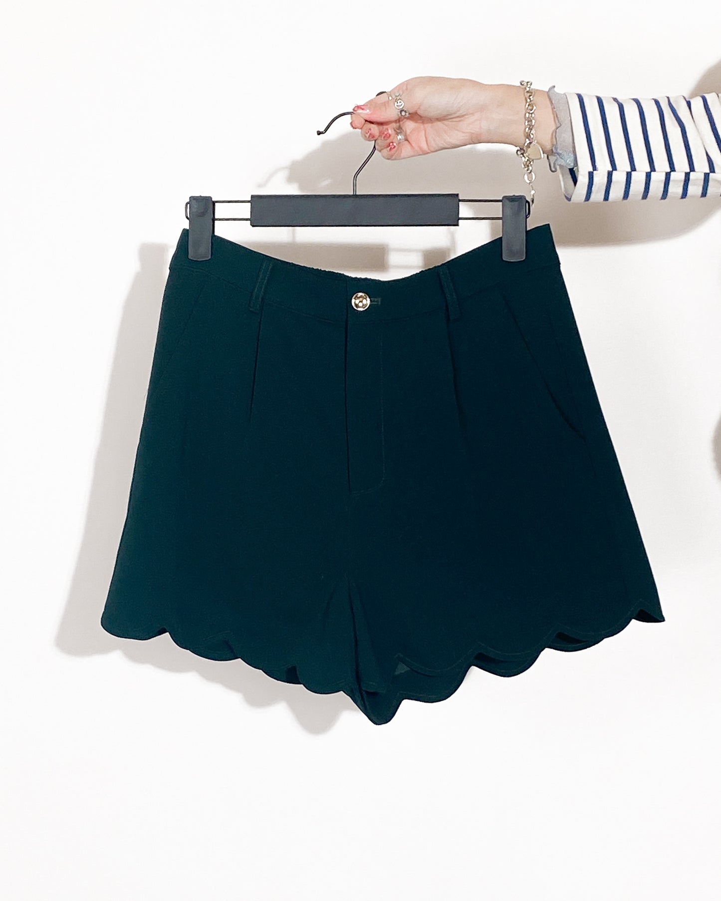 aalis MAVE scallop hem shorts (Green)