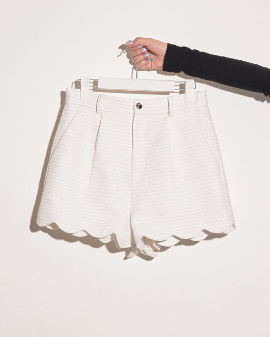 aalis MAVE scallop hem shorts (White)