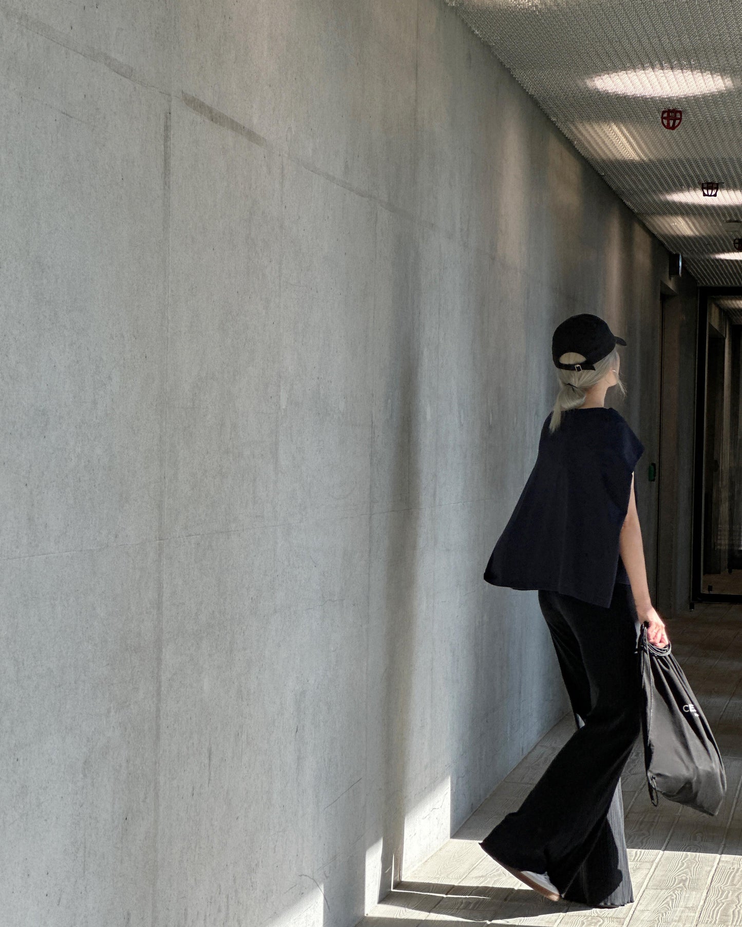 aalis RENI off shoulder knit cape top (Navy)