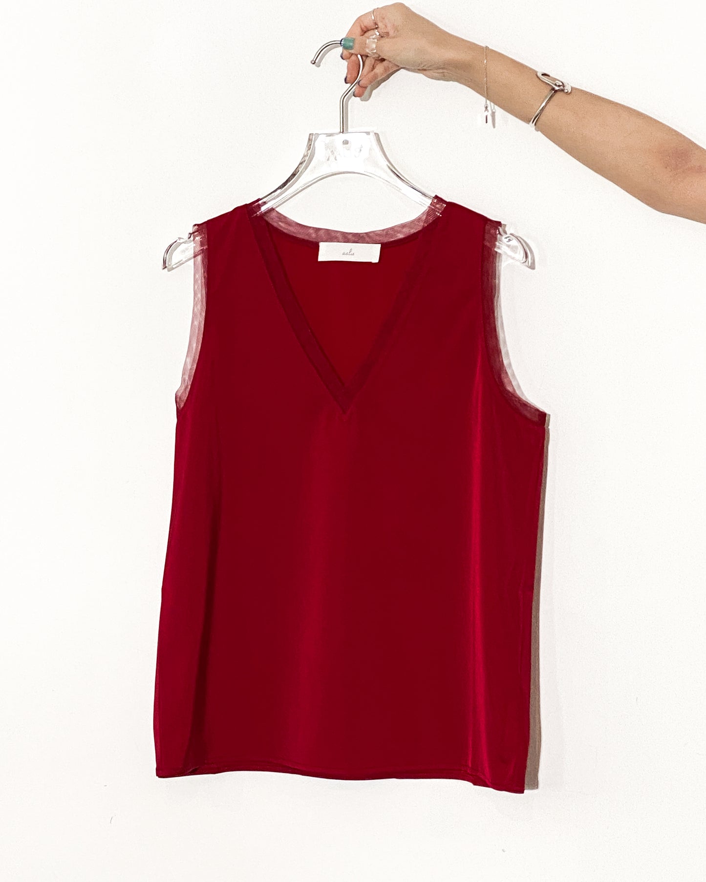 （预购）aalis IDO SS25 V领网眼修边背心（深红色）