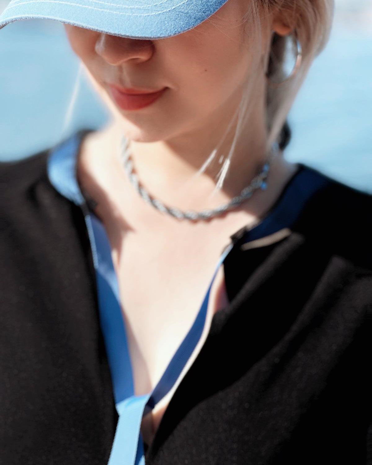 aalis KEMI mesh collar grosgrain ribbon tie on the back bias cut dress (Black)