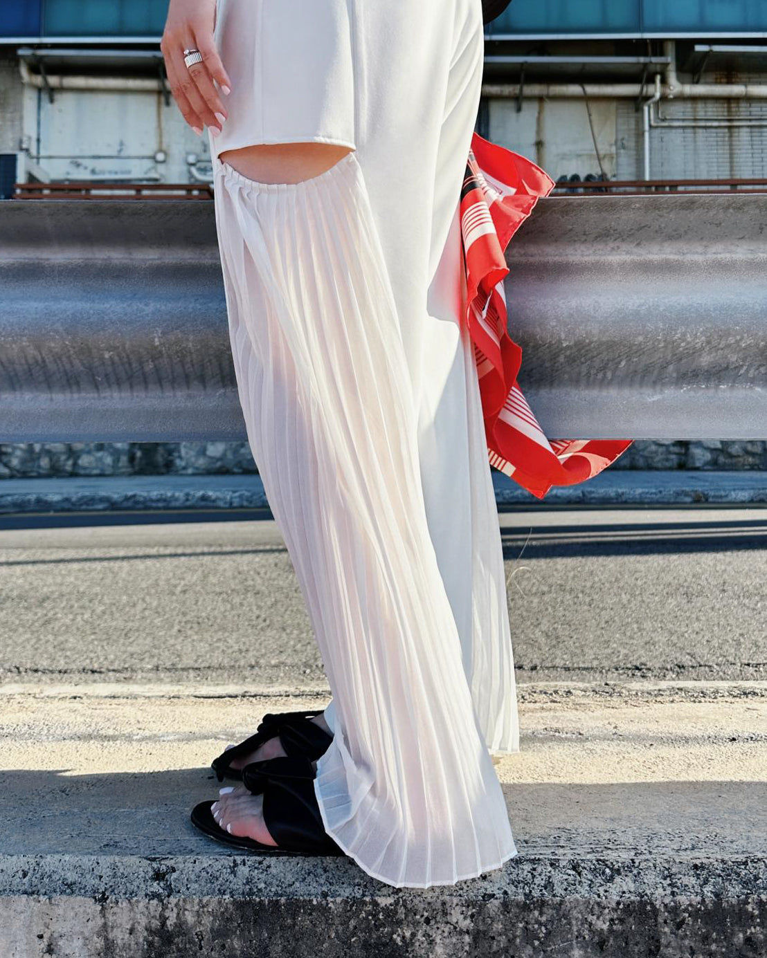 aalis LAM cutout chiffon side pleated pants (White)