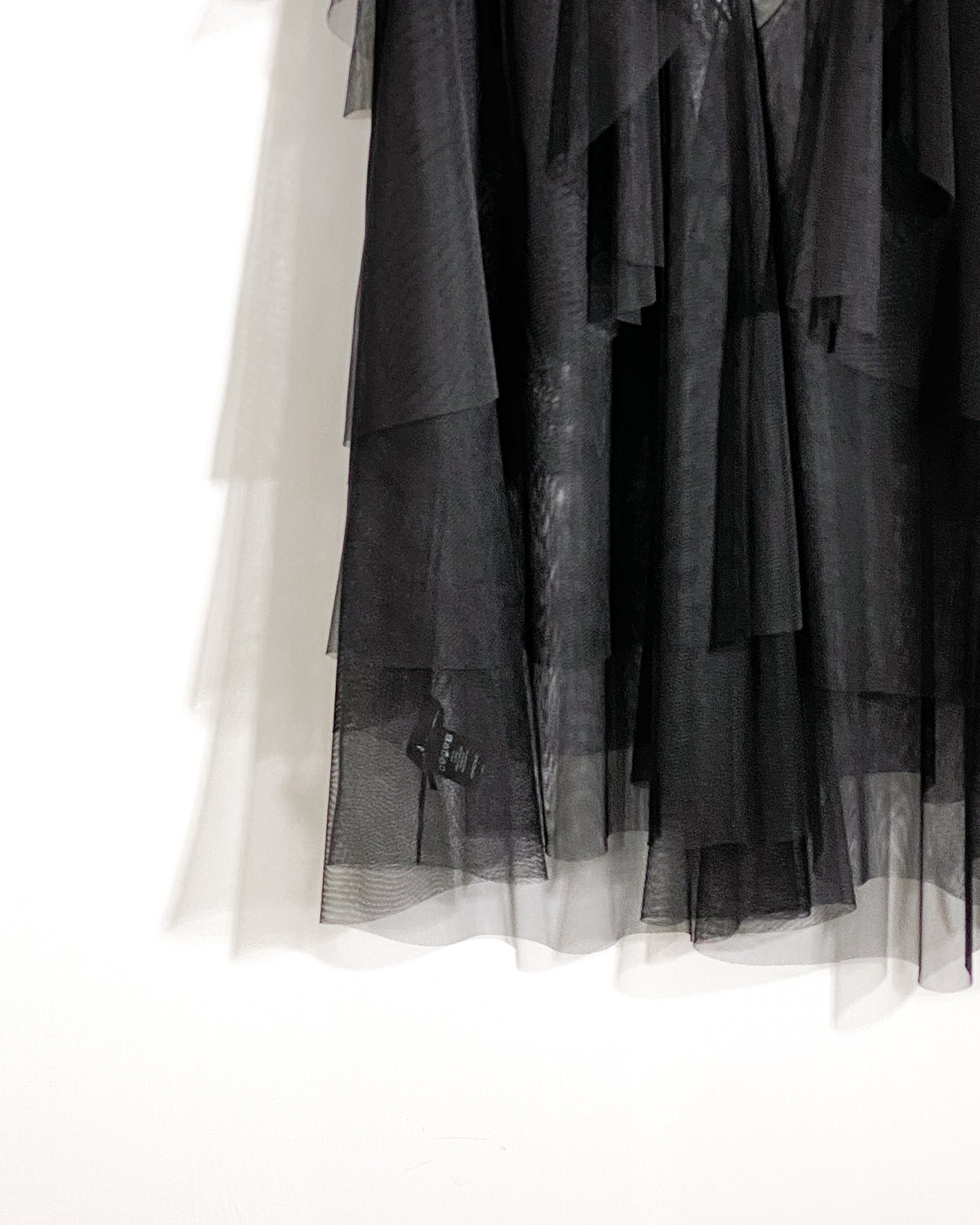 aalis OMARI Deep V frill mesh top (Black)