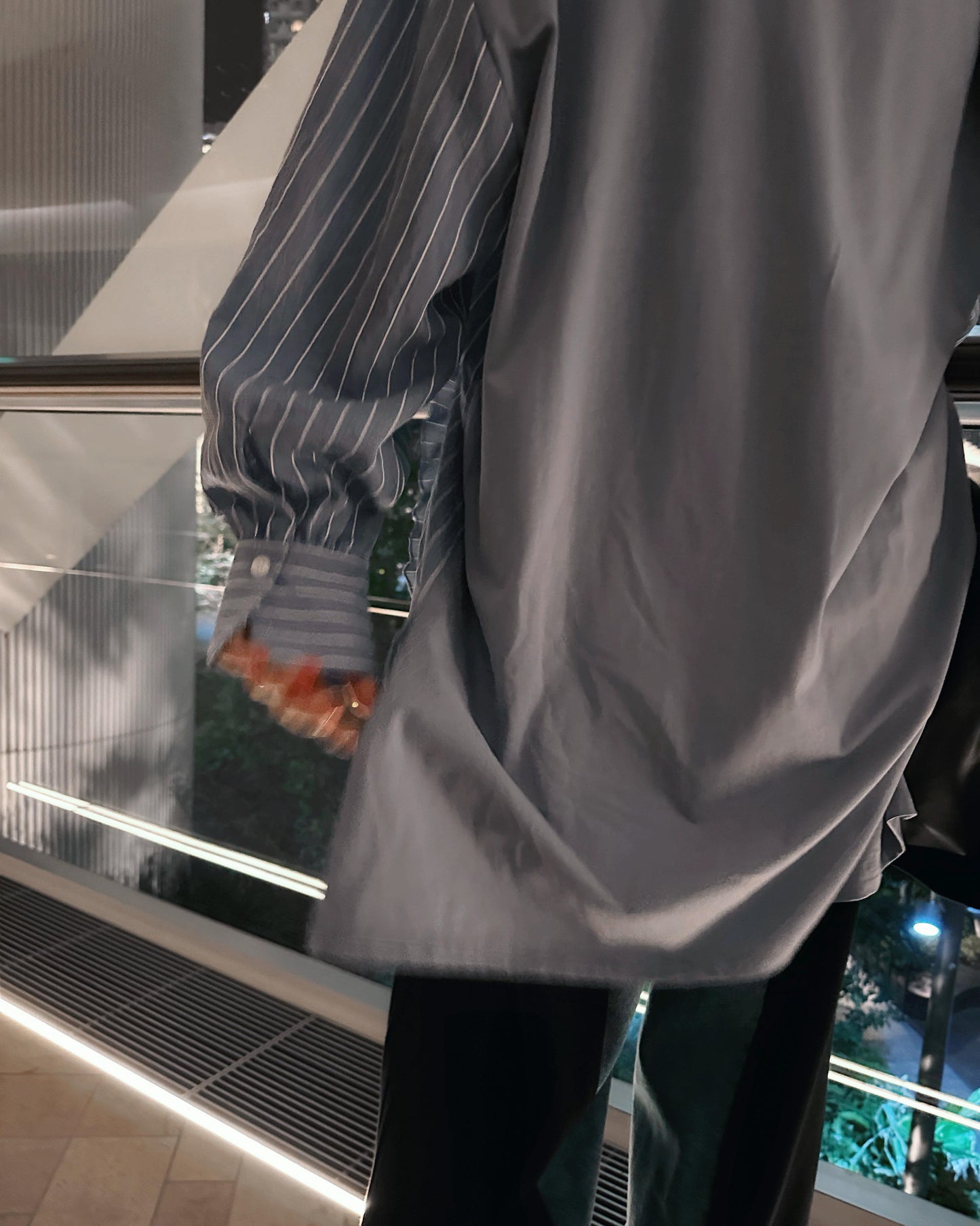 aalis PARRY FW25 ruffle U shape trimming shirt (Blue stripe)