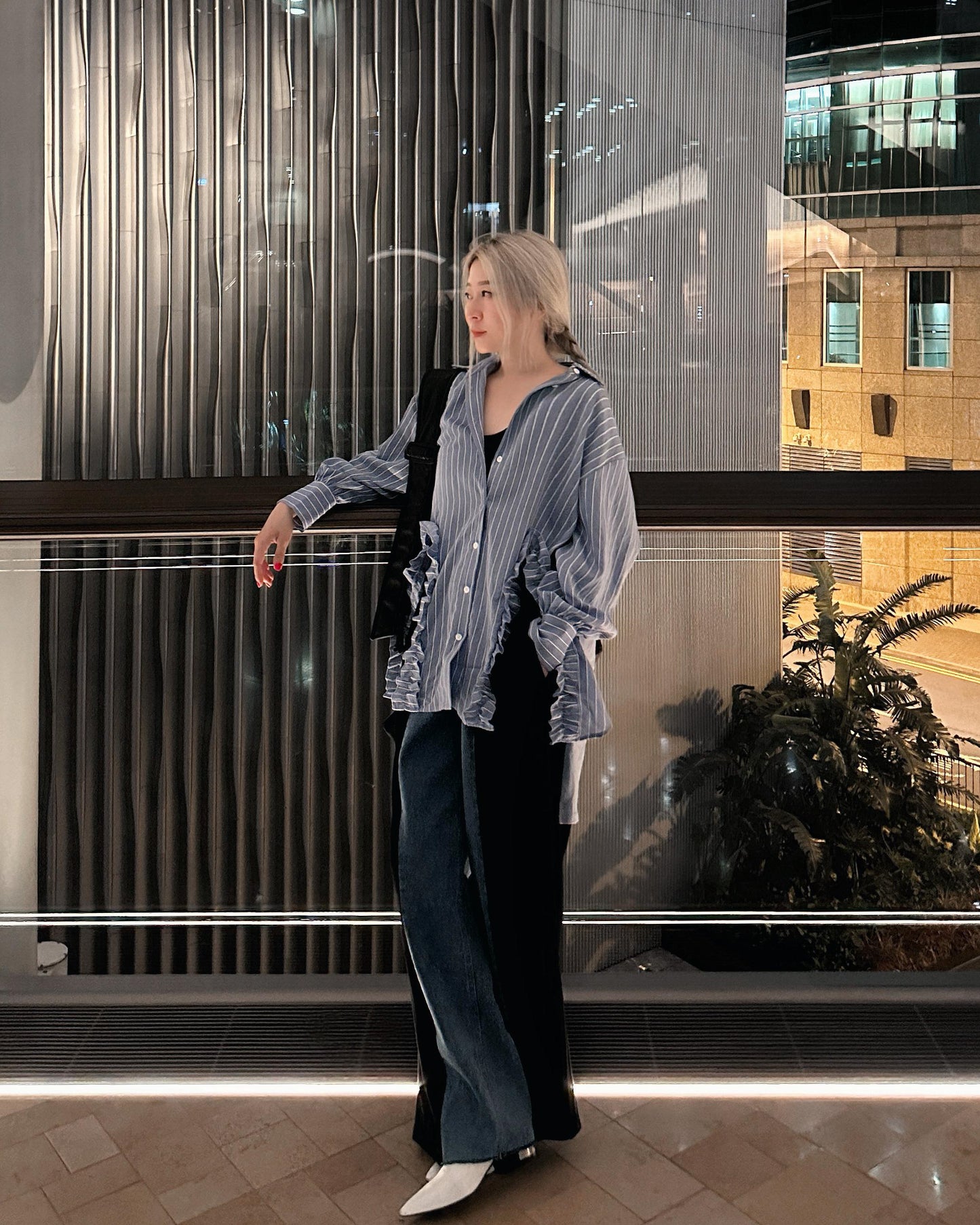 aalis PARRY FW25 ruffle U shape trimming shirt (Blue stripe)