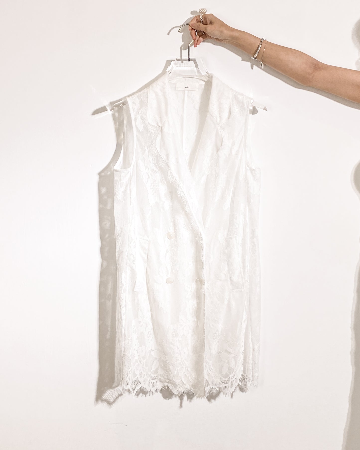 aalis JONELLE sleeveless lace trench (White)