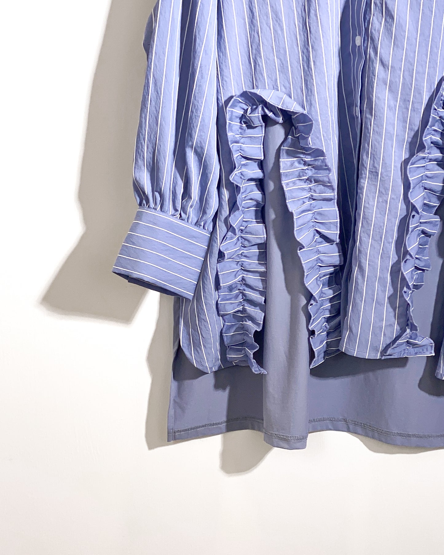 aalis PARRY FW25 ruffle U shape trimming shirt (Blue stripe)