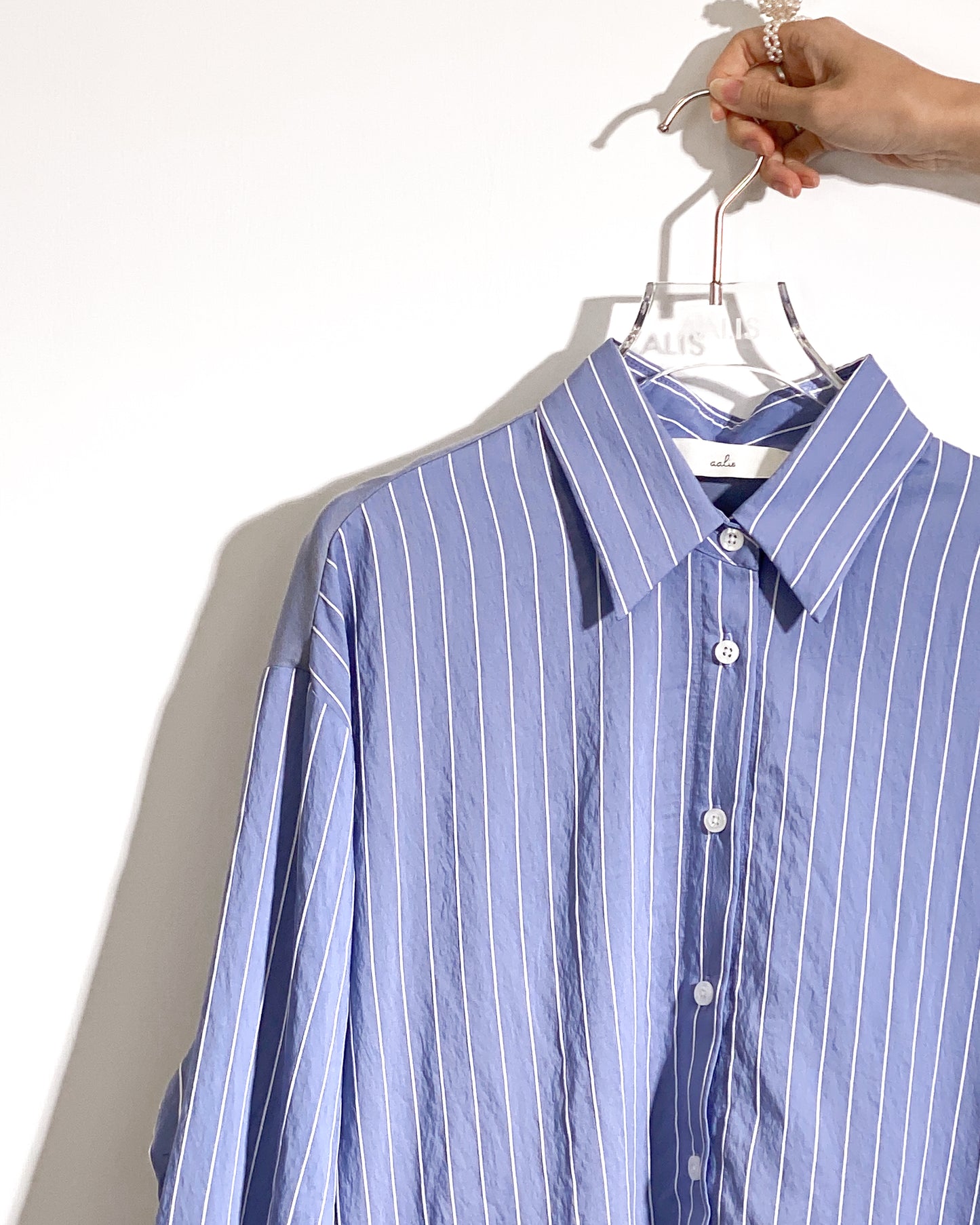 aalis PARRY FW25 ruffle U shape trimming shirt (Blue stripe)