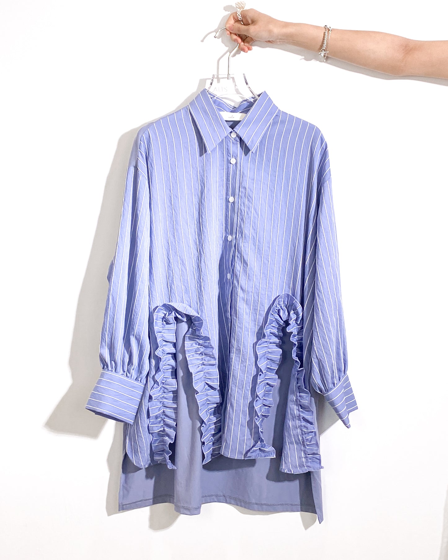 aalis PARRY FW25 ruffle U shape trimming shirt (Blue stripe)