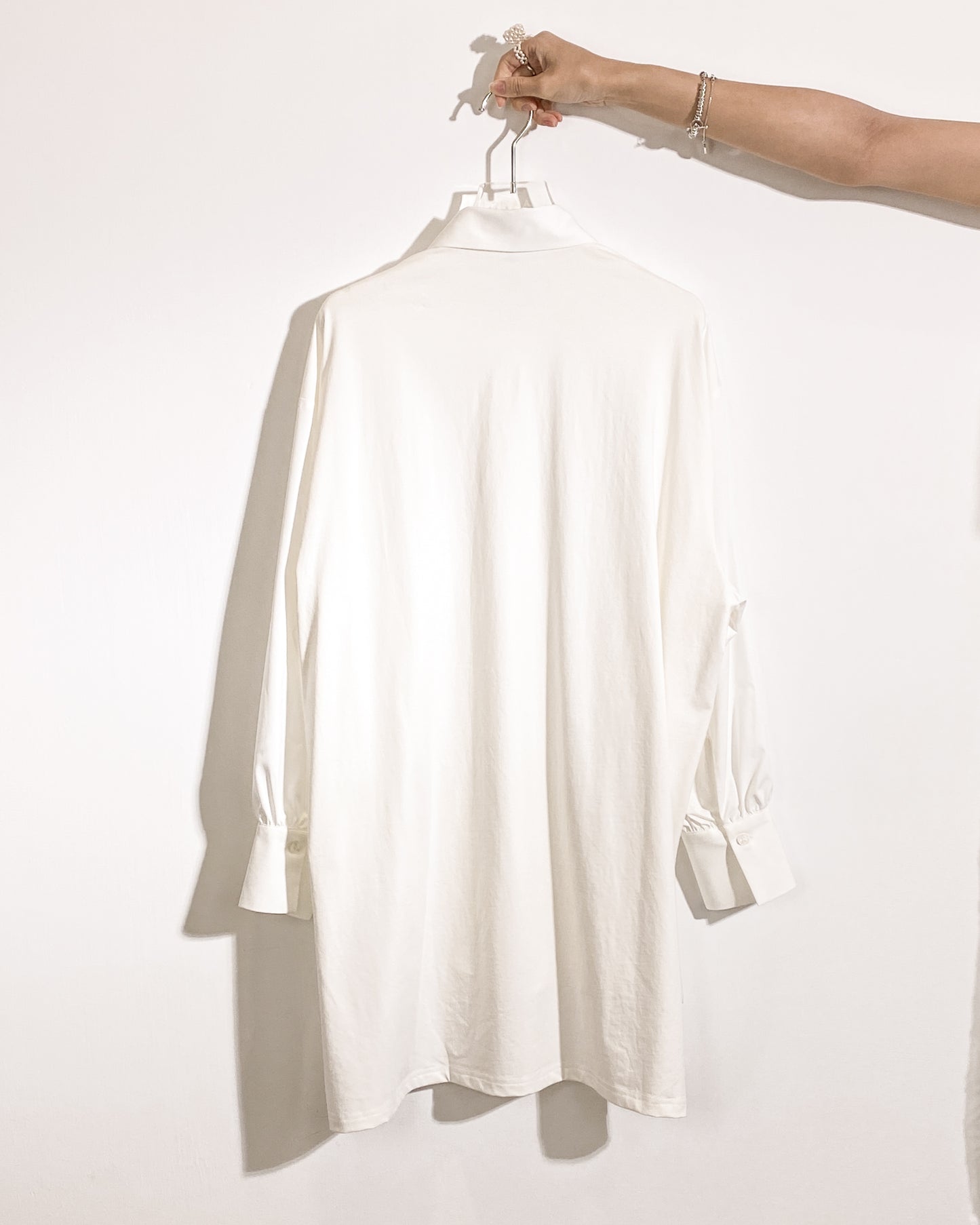 aalis PARRY FW25 ruffle U shape trimming shirt (White)