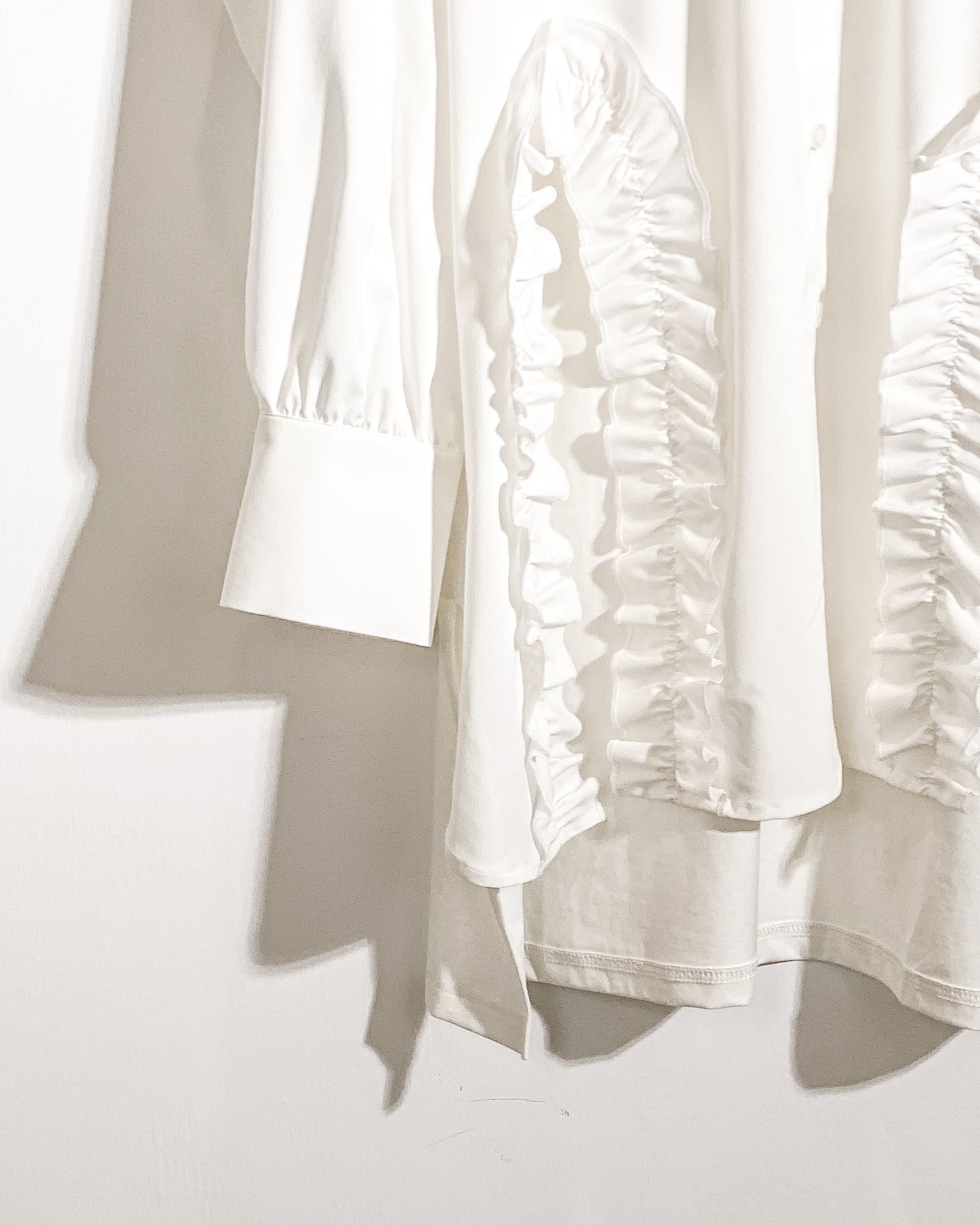 aalis PARRY FW25 ruffle U shape trimming shirt (White)