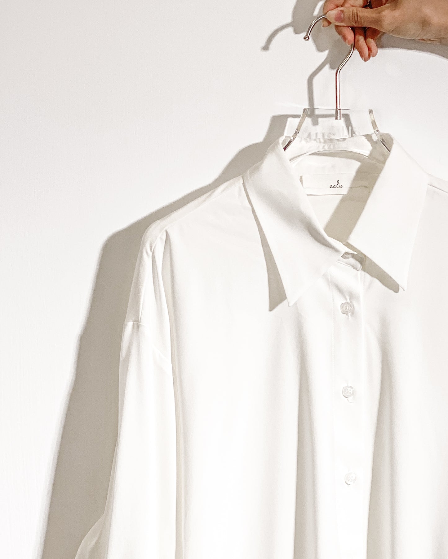 aalis PARRY FW25 ruffle U shape trimming shirt (White)