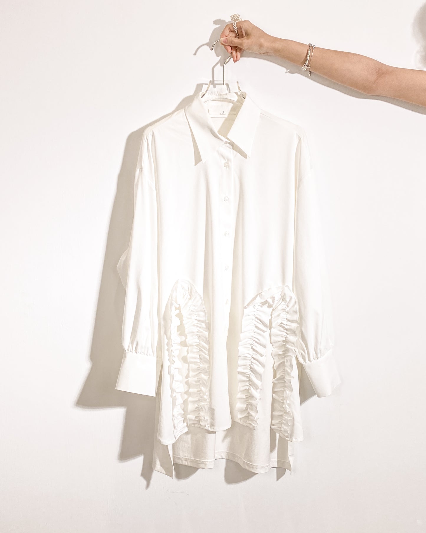 aalis PARRY FW25 ruffle U shape trimming shirt (White)
