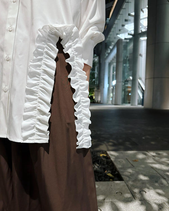 aalis PARRY FW25 ruffle U shape trimming shirt (White)