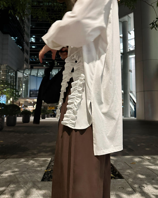 aalis PARRY FW25 ruffle U shape trimming shirt (White)