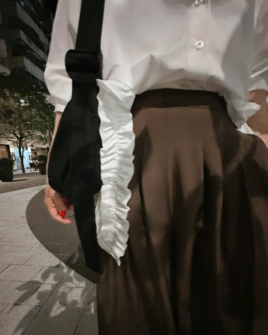 aalis PARRY FW25 ruffle U shape trimming shirt (White)