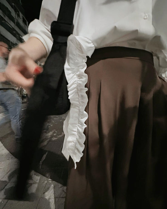 aalis PARRY FW25 ruffle U shape trimming shirt (White)