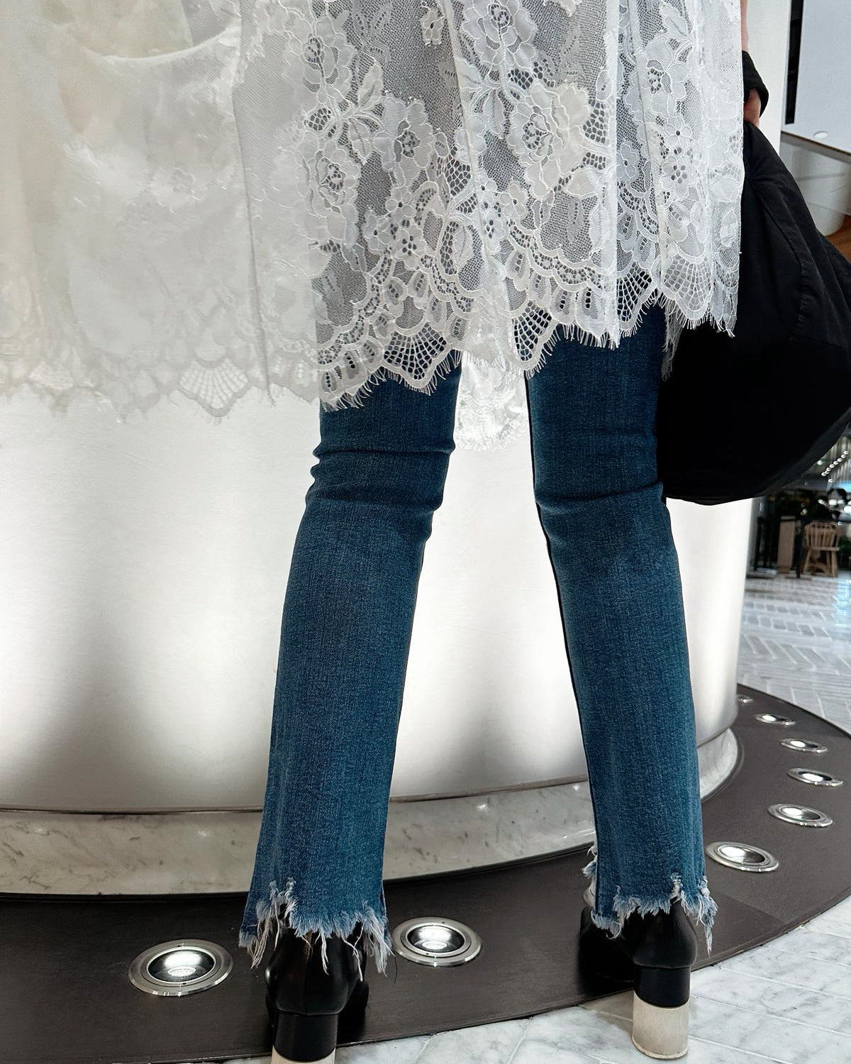 aalis JONELLE sleeveless lace trench (White)