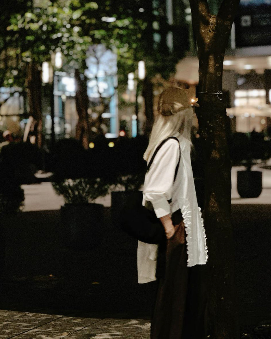 aalis PARRY FW25 ruffle U shape trimming shirt (White)