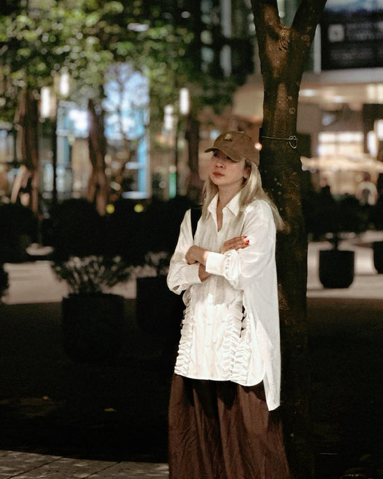 aalis PARRY FW25 ruffle U shape trimming shirt (White)