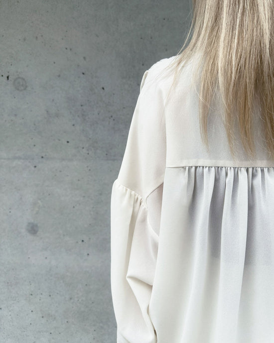 aalis JEANY oversized gathered blouse (Ivory)