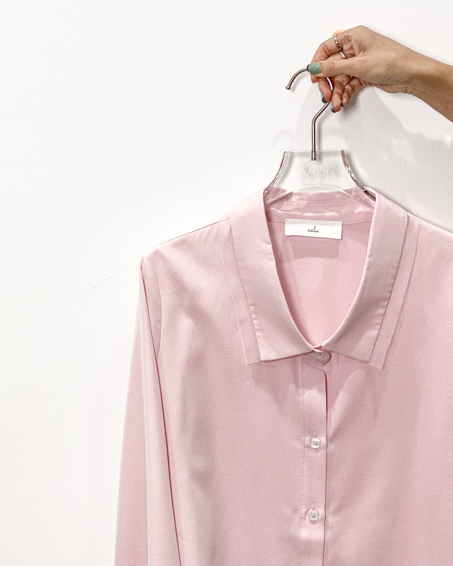 aalis INTI mesh detail low collar shirt (Light pink)