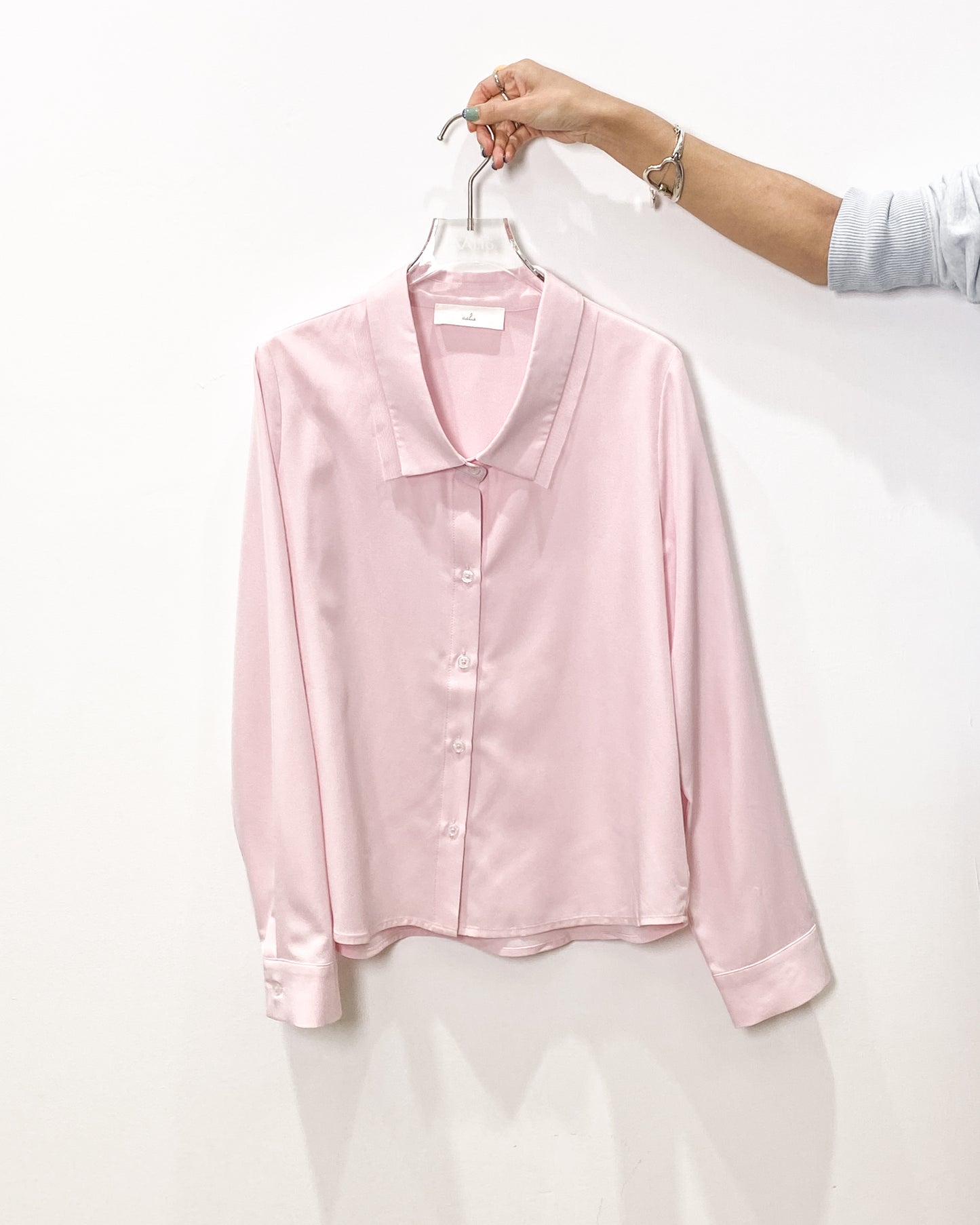 aalis INTI mesh detail low collar shirt (Light pink)