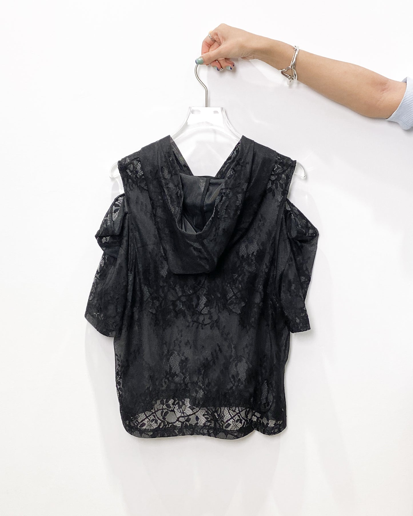 aalis NAJI cutout shoulder lace hoodie (Black lace 01)