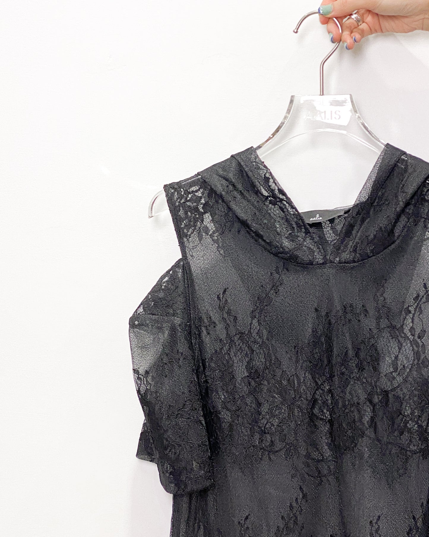 aalis NAJI cutout shoulder lace hoodie (Black lace 01)