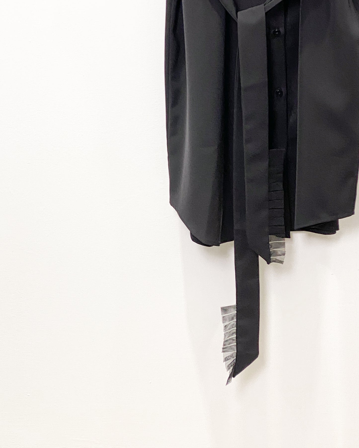 aalis CALLIA Pleated U mesh trim sleeveless shirt dress (Black)