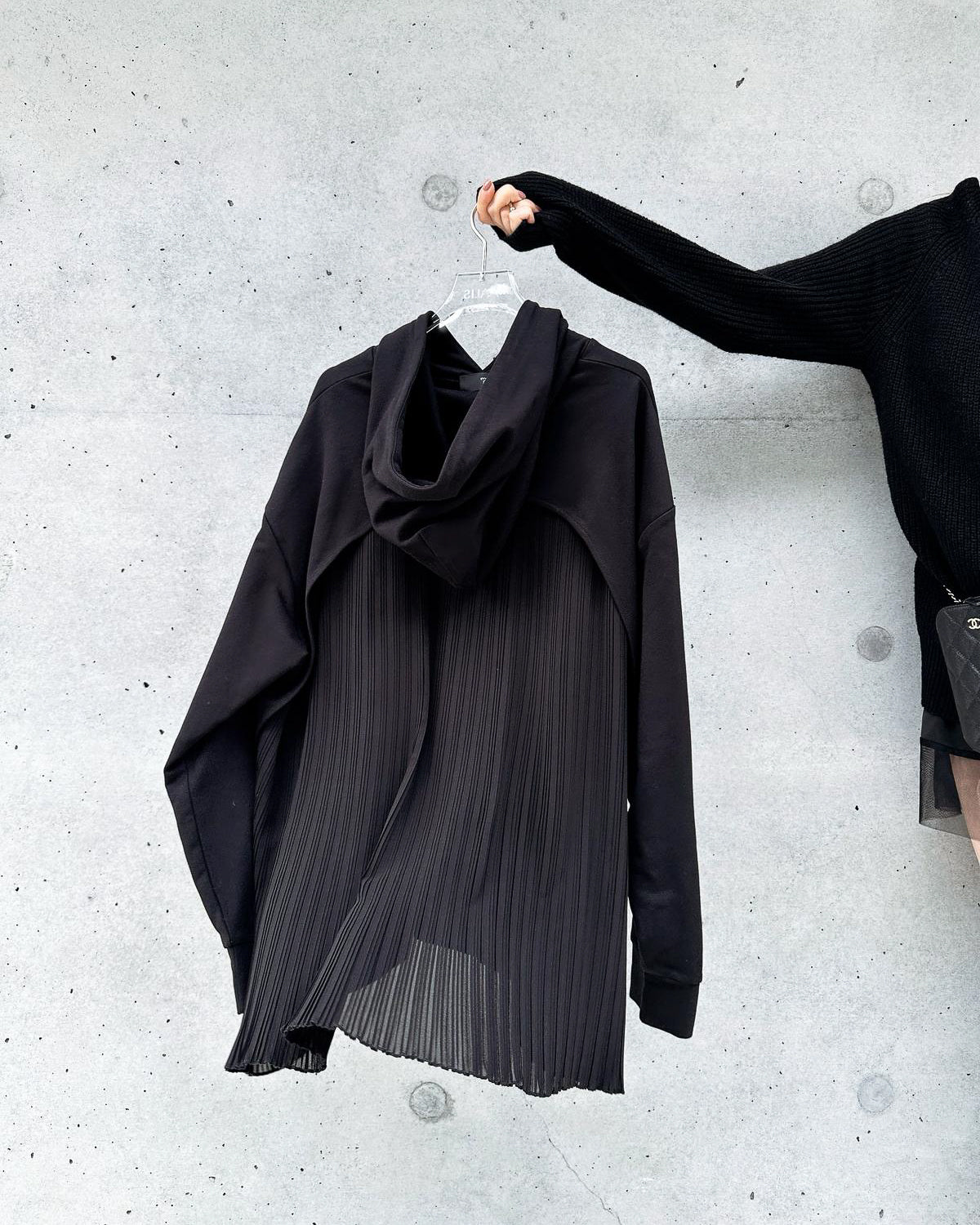 aalis PARMA pleated chiffon hoodie (Black)