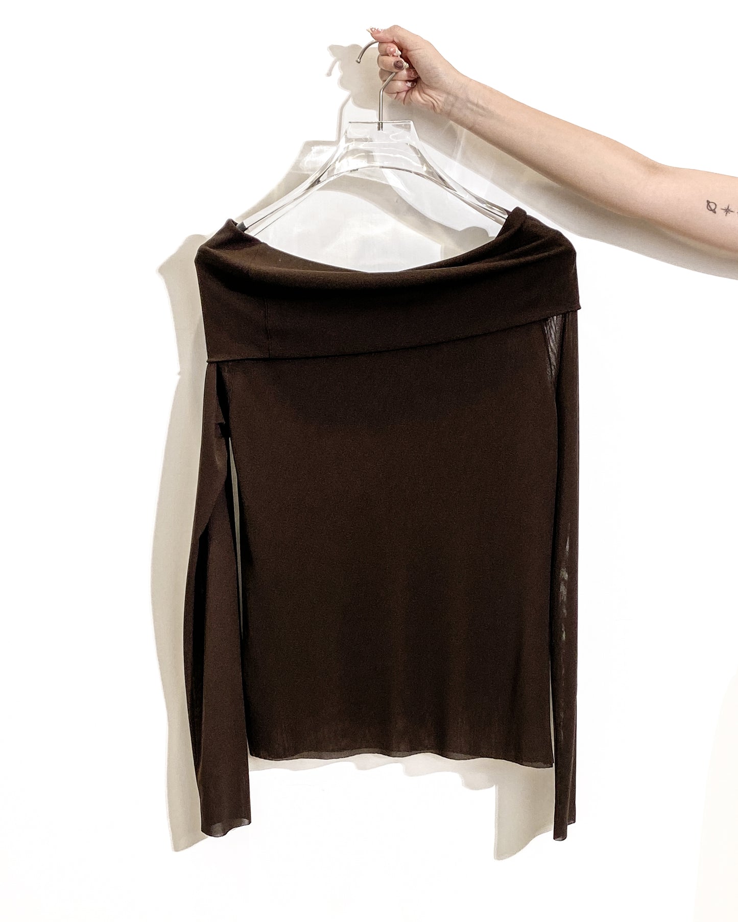 aalis KASA FW25 off shoulder stretch mesh top (Brown)