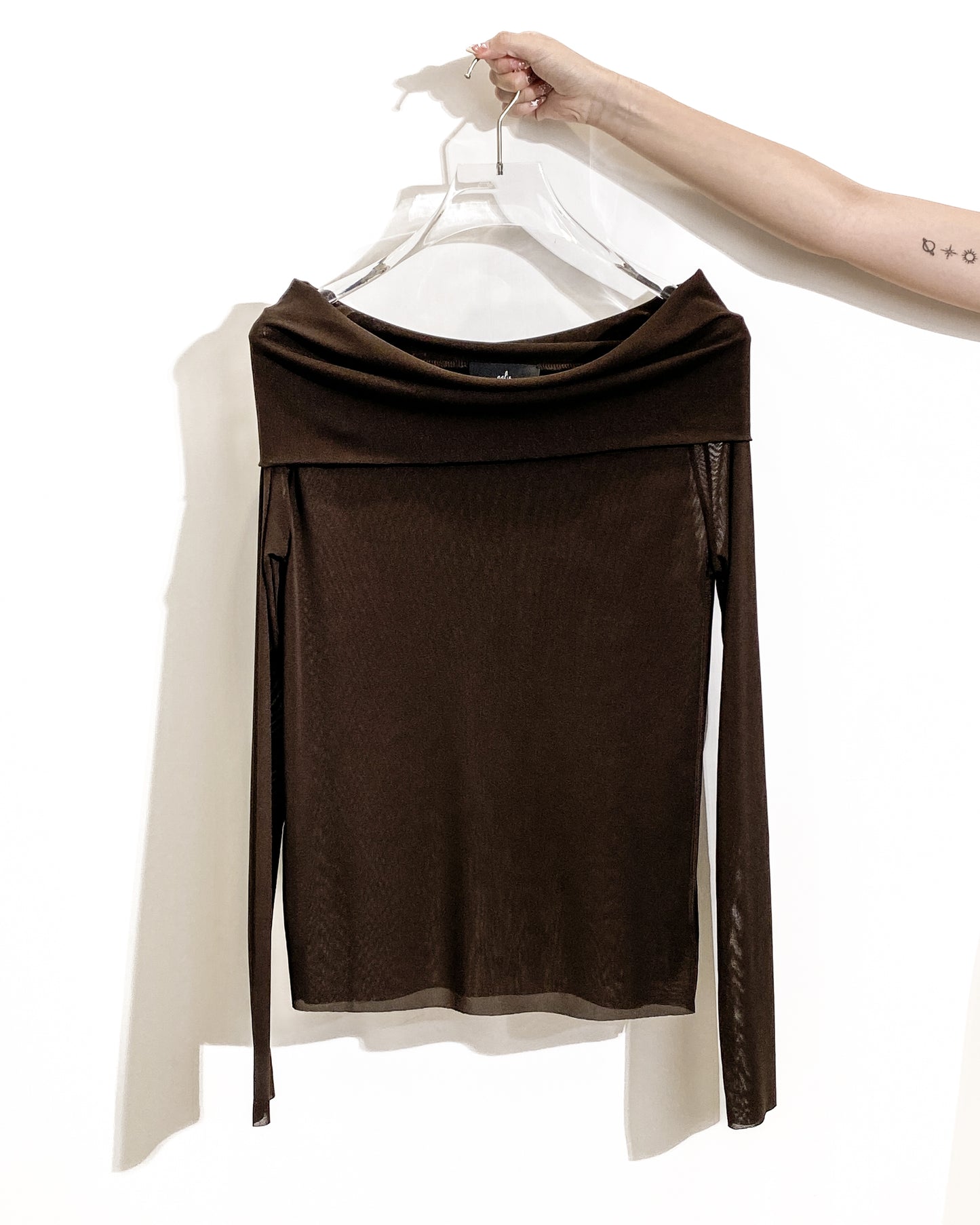 aalis KASA FW25 off shoulder stretch mesh top (Brown)