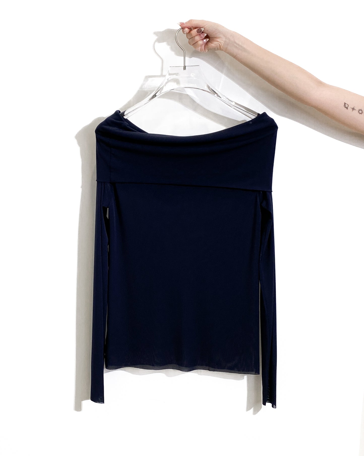 aalis KASA FW25 off shoulder stretch mesh top (Navy)